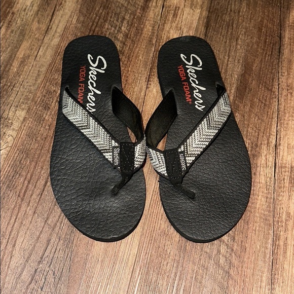 Skechers Shoes - Skechers Yoga Foam Flip‎ Flops size 7 EUC